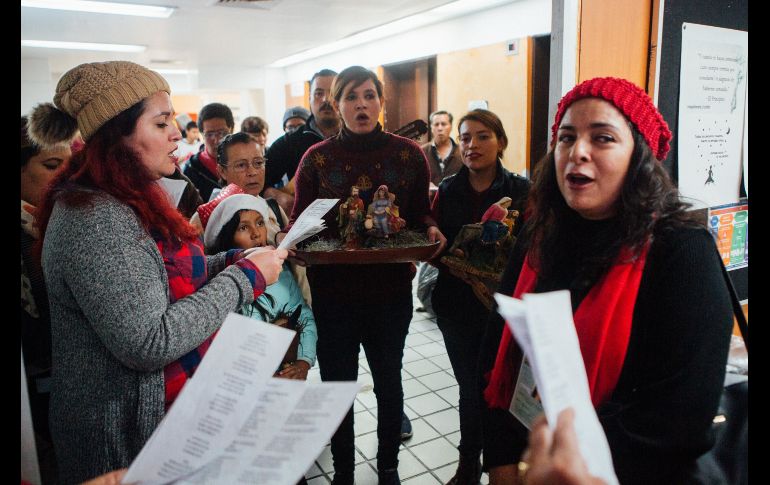 Así como Santa Claus, decenas de personas acuden a los Hospitales Civiles a dar comida y regalos. EL INFORMADOR / G. Gallo