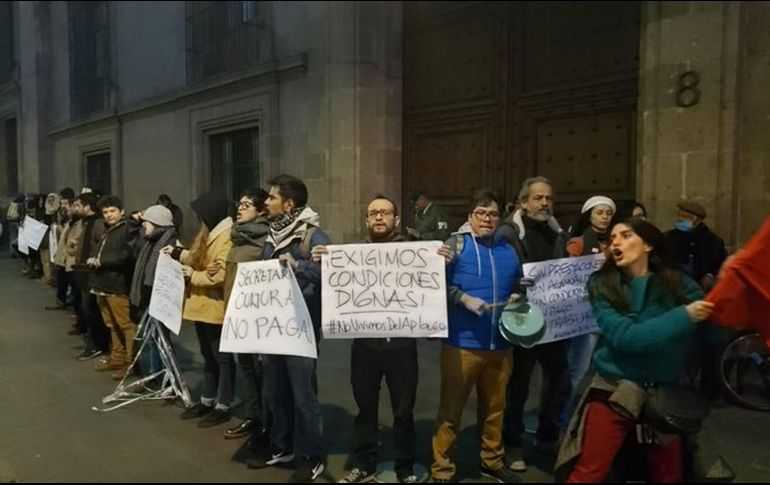 Con el grito de ''¡No vivimos del aplauso!'' la comunidad ha bloqueó al menos dos accesos de Palacio Nacional, con el objetivo de que el Presidente López Obrador los reciba en su conferencia matutina. TWITTER / @El_Universal_Mx