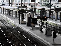 Este lunes sólo circula un número limitado de trenes, por lo que los usuarios deben buscar otra forma de transportarse. EFE/J. de Rosa