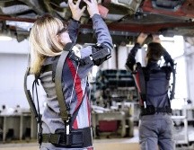 Los exoesqueletos vienen a aportar un valioso apoyo para las personas y Audi se encuentra probando estos elementos en la fábrica de Ingolstadt, Alemania. ESPECIAL