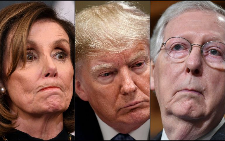 El líder de la mayoría conservadora en el Senado, Mitch McConnell (d), arremetió contra los seguidores de Pelosi (i) y los tachó de mantener una postura 