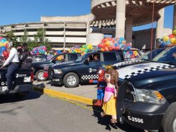 Policías y voluntarios entregan juguetes en colonias marginadas