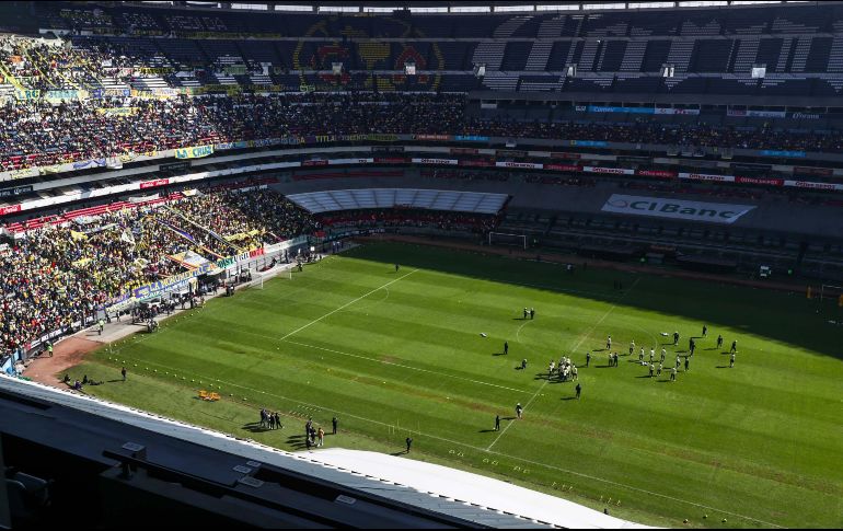 Durante el entrenamiento de las águilas del América, se pudo apreciar el mal estado de la cancha. SUN/D. Simón
