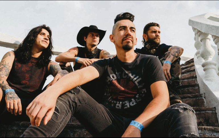 Vaquero negro. El grupo, montado en el sonido de su canción “Puro padelante”. ESPECIAL