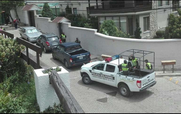 Militares y policías rodean la sede diplomática mexicana, donde se refugian exautoridades del Gobierno de Evo Morales. NOTIMEX