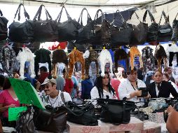 El desempleo, la cautela en las compras y el endeudamiento, impulsan la decisión de comprar en el mercado informal. NOTIMEX/Archivo