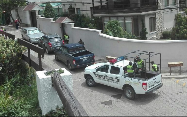 Militares y policías rodean la sede diplomática de México en La Paz, Bolivia. NTX / ESPECIAL