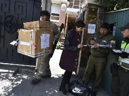 Fotografía que muestra a miembros de la Policía Boliviana en el acceso de la Embajada de México este lunes, en La Paz. EFE