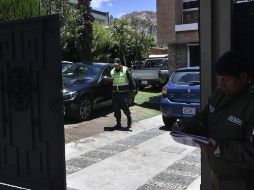 Policía Boliviana en el acceso de la Embajada de México. EFE