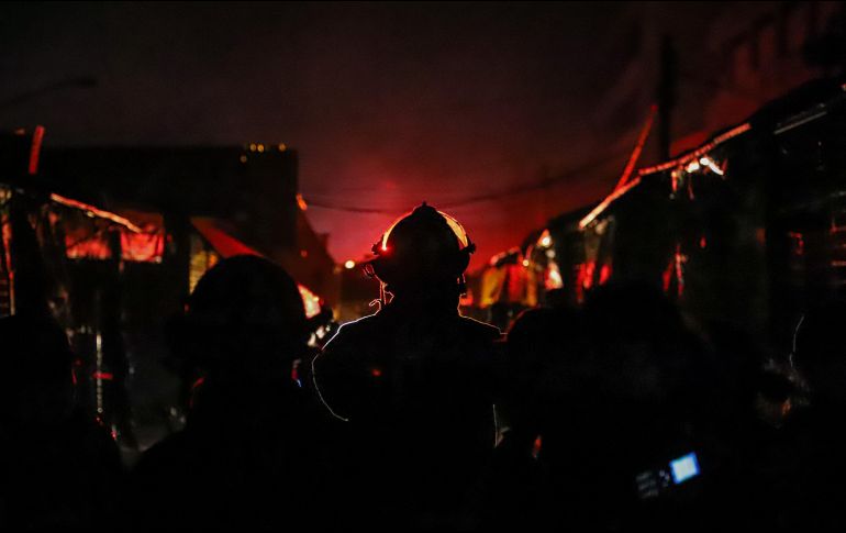 Luego de que el fuego fuera sofocado, iniciarían los trabajos de enfriamiento y remoción de escombros por parte de personal de los cuerpos de atención de emergencias. NTX / Q. Blanco