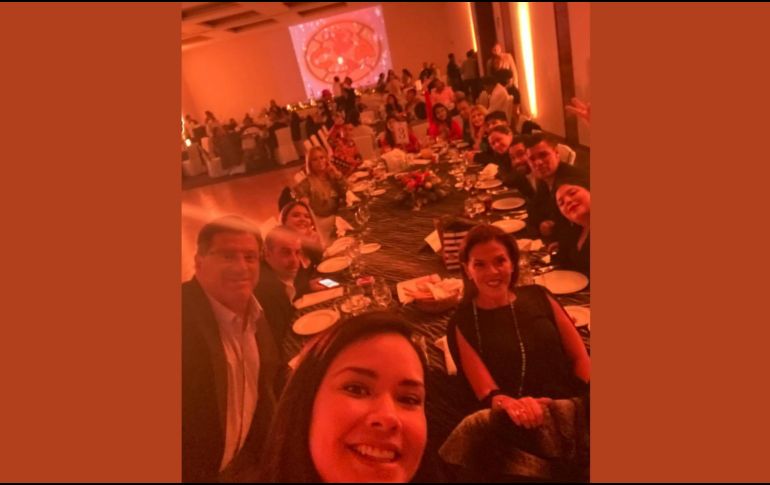 En redes sociales, el entrenador Miguel Herrera (I) presumió su brindis, para levantar el ánimo previo al cotejo de ida de mañana, en el estadio BBVA. TWITTER / @MiguelHerreraDT