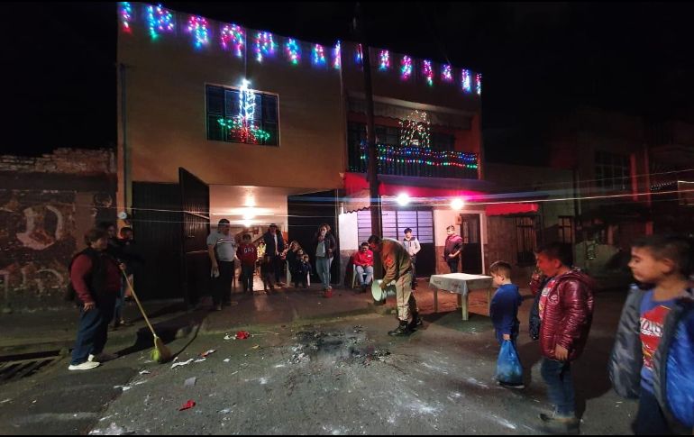 Anoche recordaron a las familias que encender fogatas está prohibido porque además de ser peligroso representa una causa más de la contaminación del medio ambiente. EL INFORMADOR / R. Bobadilla