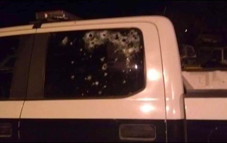 A través de redes sociales circularon imágenes de los vehículos dañados por los impactos de bala. ESPECIAL