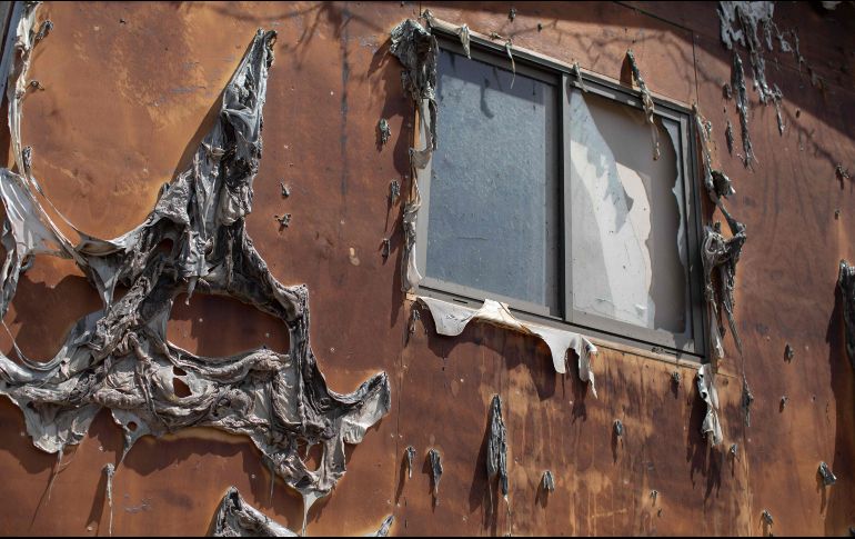 Informan que 25 brigadas forestales civiles y militares, 12 unidades de bomberos, siete aviones cisterna y de observación y 11 helicópteros combaten las llamas. AFP/P. Rojas