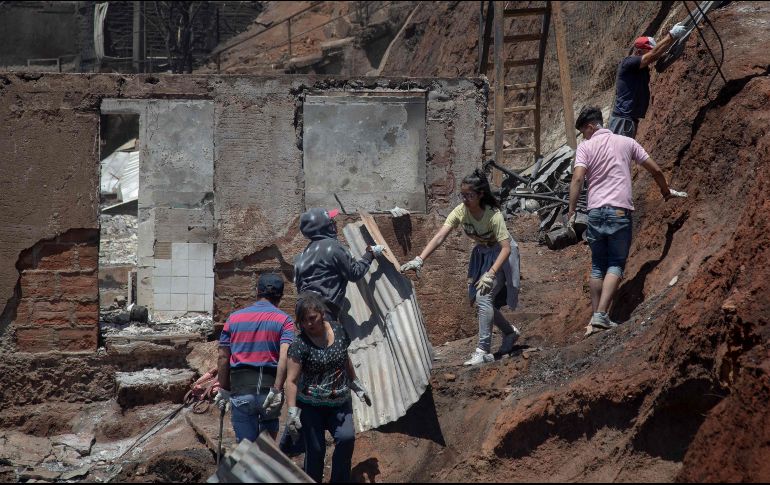 Informan que 25 brigadas forestales civiles y militares, 12 unidades de bomberos, siete aviones cisterna y de observación y 11 helicópteros combaten las llamas. AFP/P. Rojas