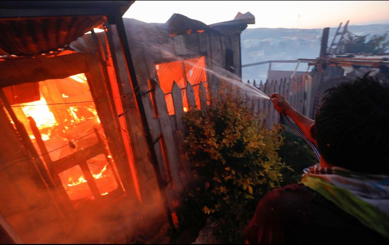 Informan que 25 brigadas forestales civiles y militares, 12 unidades de bomberos, siete aviones cisterna y de observación y 11 helicópteros combaten las llamas. EFE/L. Torchio