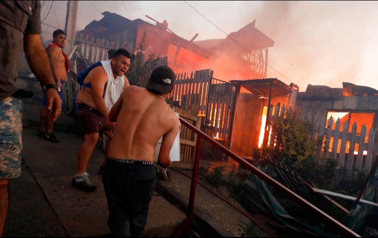 Informan que 25 brigadas forestales civiles y militares, 12 unidades de bomberos, siete aviones cisterna y de observación y 11 helicópteros combaten las llamas. EFE/L. Torchio