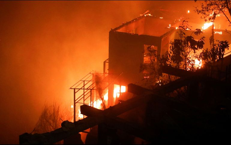 Informan que 25 brigadas forestales civiles y militares, 12 unidades de bomberos, siete aviones cisterna y de observación y 11 helicópteros combaten las llamas. EFE/L. Torchio