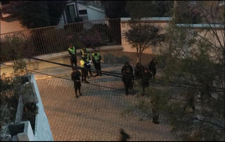 El funcionario compartió tres fotografías en las que se aprecia a elementos de la policía y camionetas rotuladas con la leyenda 