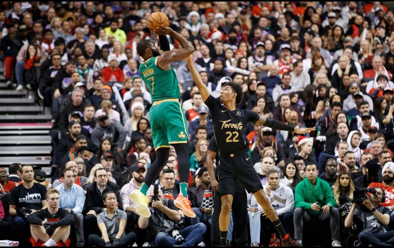 Jaylen Brown (7) brilló en Toronto para romper la imbatibilidad que tenían los Raptors en casa desde 2015 fente a equipos de la División Atlántica. AP/C. Burston