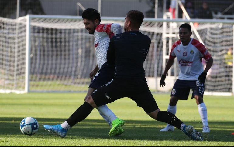 Oribe Peralta lleva un gol en cada partido de preparación del Rebaño. TWITTER/@chivas