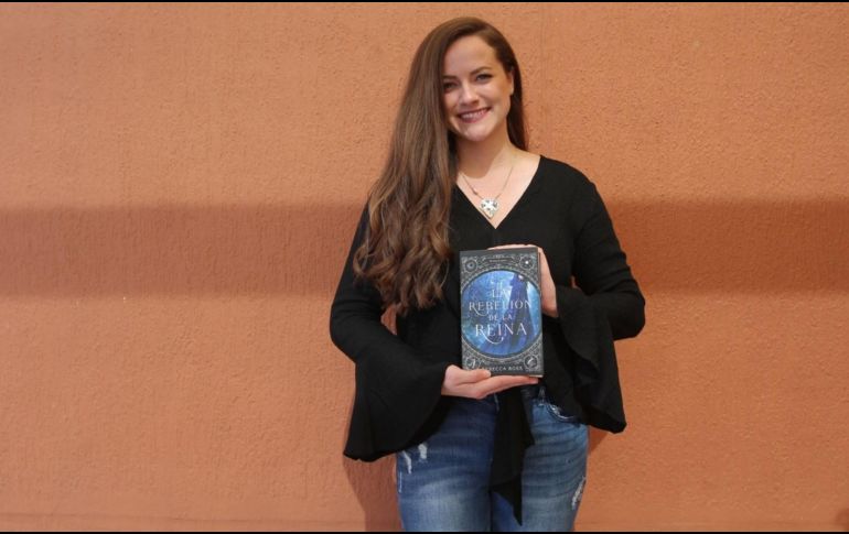 Rebecca Ross muestra su más reciente publicación. EL INFORMADOR/E. Barrera