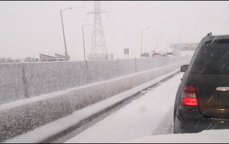 Protección Civil de Baja California dio a conocer, a través de redes sociales, que continúan lluvias en la entidad y reportó el inicio de caída de nieve en La Rumorosa. ESPECIAL/  @jharague