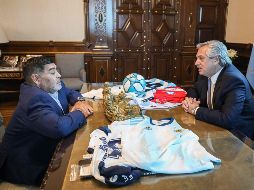 Maradona con el mandatario Alberto Fernández. AFP/Presidencia de Argentina