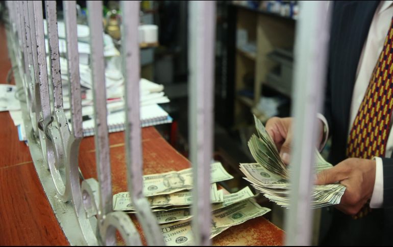 El billete verde se compró en un mínimo de 17.80 pesos, según información proporcionada por Banxico. EL INFORMADOR/ARCHIVO