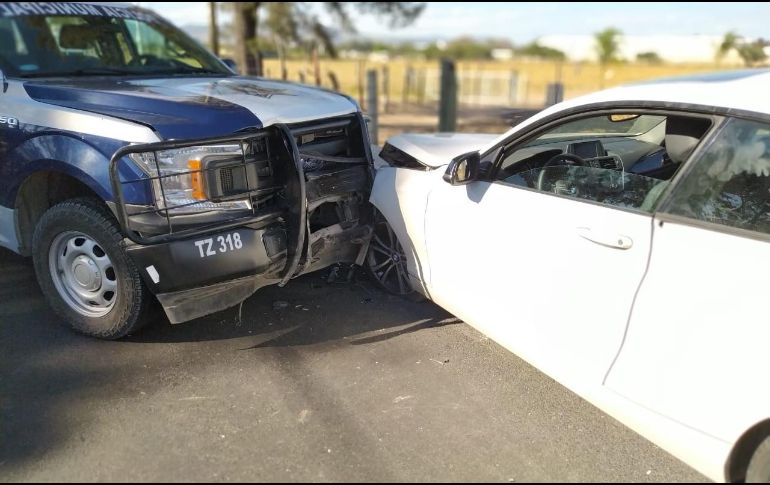Los policías aseguraron a un hombre y a una mujer, quienes tripulaban un BMW 2201 blanco 2016 con reporte de robo con violencia del miércoles. ESPECIAL/ Policía de Tlajomulco