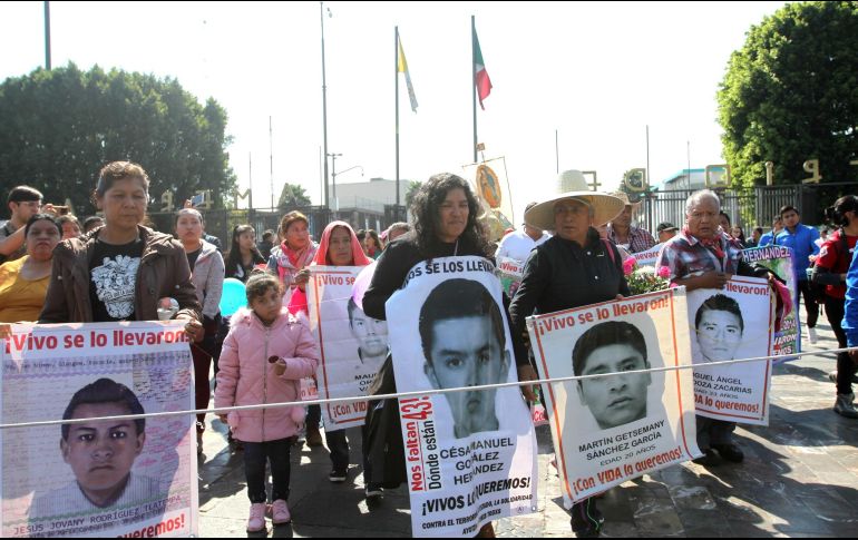 Este jueves, familiares y allegados de los jóvenes, así como organizaciones civiles y simpatizantes de la causa, llegaron a la Basílica de Guadalupe para pedir por los estudiantes. NTX/E. Álvarez