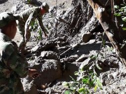 Las fuertes lluvias provocaron un represamiento de materiales que generó el desbordamiento del río, convirtiendo la corriente en una 