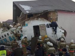La aeronave se estrelló contra una barrera de concreto y un inmueble de dos pisos poco después del despegue. TWITTER