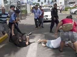 Entre las agresiones se reportaron ataques físicos a reporteros, y el acoso incluyó confiscaciones ilegales de equipos o arrestos arbitrarios. EFE/Archivo
