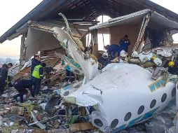La aeronave se estrelló en una zona poblada, incrustándose en una casa que por fortuna estaba deshabitada. AFP/Comité de Emergencias de Kazajistán