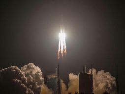 El cohete fue lanzado desde el centro espacial de Wenchang, en la isla de Hainan, a las 20h45 locales. AFP / STR