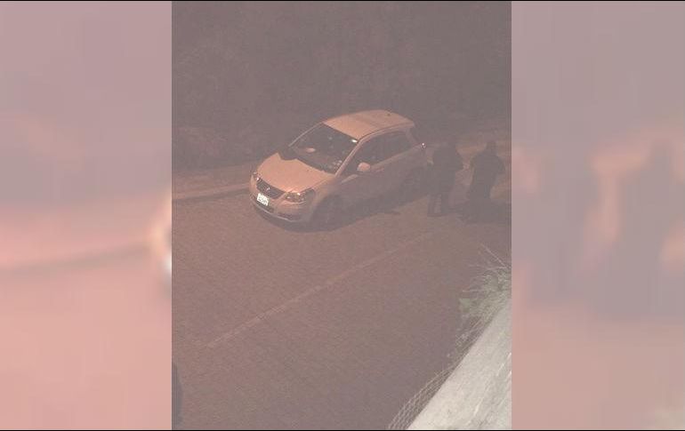 El medio Unitel difunde que policías detuvieron a estas unidades, aparte menciona que los automóviles tenían placas de la embajada de España, según fuentes de Inteligencia, que ellos consultaron. Twitter/ @mtmercado2002