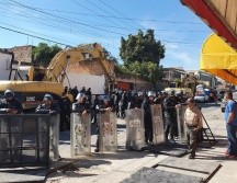 Habitantes manifiestan que pese a que ya había un acuerdo, este día se encontraron con maquinaria pesada, resguardada por antimotines, trabajando en la calle 5 de mayo, la cual atraviesa la comunidad. EL INFORMADOR