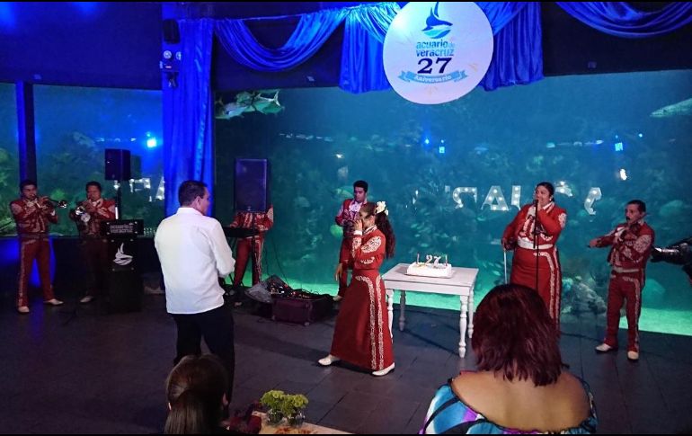 Denuncian que en la fiesta hubo mariachi en vivo y luces excesivas, lo cual es dañino para los peces. ESPECIAL