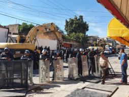 En redes sociales surgieron videos donde se muestra en enfrentamiento que se dio entre los antimotines y pobladores de Puente Grande. EL INFORMADOR