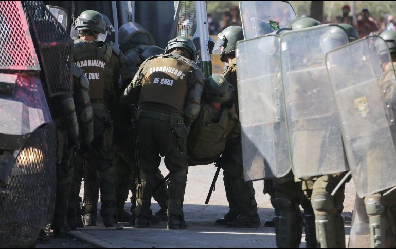 Esporádicamente, grupos de manifestantes ocuparon la plaza para luego ser dispersados por los agentes antidisturbios. EFE/E. González