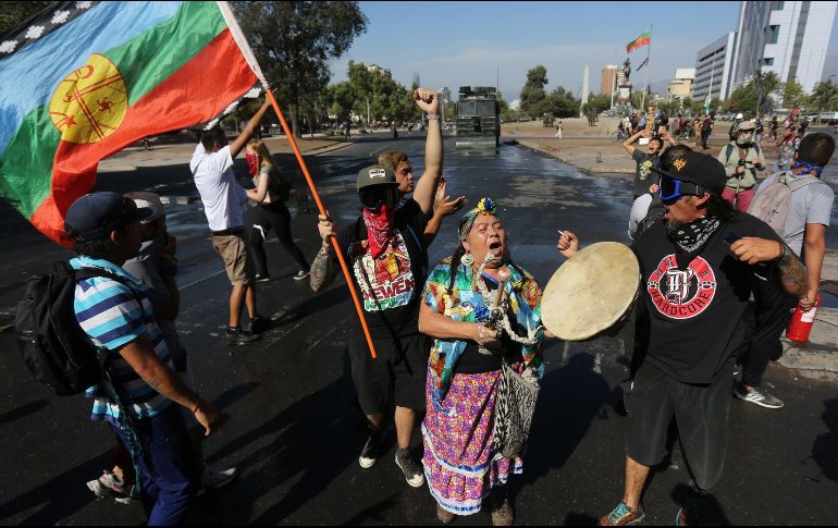 Esporádicamente, grupos de manifestantes ocuparon la plaza para luego ser dispersados por los agentes antidisturbios. EFE/E. González