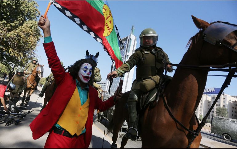 Esporádicamente, grupos de manifestantes ocuparon la plaza para luego ser dispersados por los agentes antidisturbios. EFE/E. González
