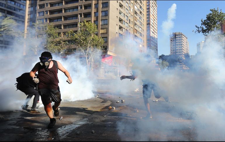 Esporádicamente, grupos de manifestantes ocuparon la plaza para luego ser dispersados por los agentes antidisturbios. EFE/E. González