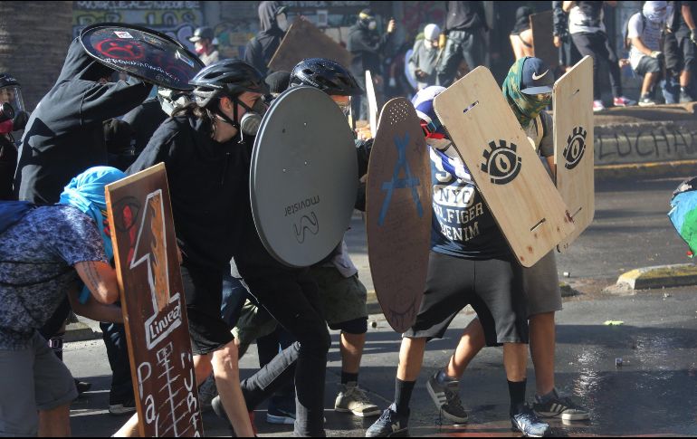 Esporádicamente, grupos de manifestantes ocuparon la plaza para luego ser dispersados por los agentes antidisturbios. EFE/E. González
