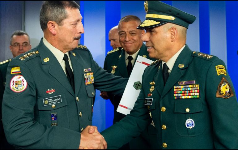 El mayor general Eduardo Enrique Zapateiro (izquierda) reemplazará al general Nicacio Martínez. AFP/Presidencia de Colombia