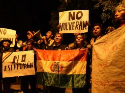 Manifestantes protestan afuera de la residencia de la embajadora de México con banderas y carteles contra funcionarios del anterior gobierno boliviano. AP/L. Gandarillas