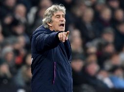 Manuel Pellegrini reacciona durante un partido entre el West Ham y el Leicester este sábado. EFE/F. Arrizabalaga