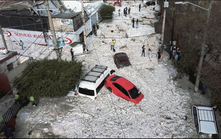 Hielo. Decenas de vehículos quedaron sepultados por la granizada del 30 de junio en el Oriente de la Zona Metropolitana de Guadalajara. AFP