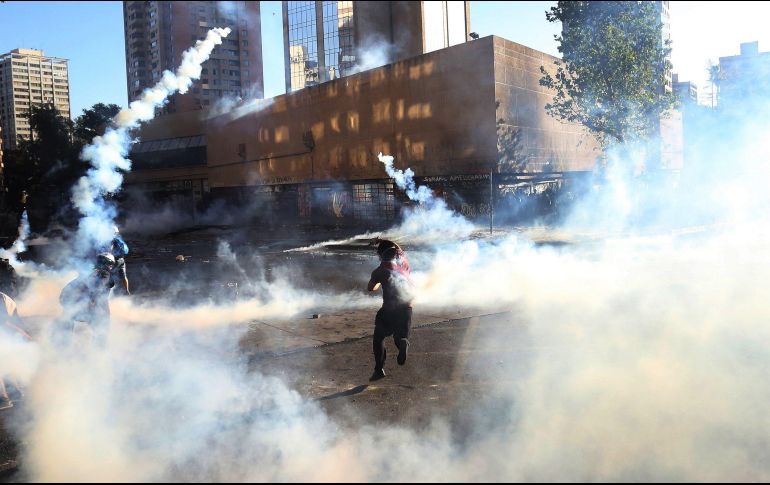 Ya son 27 los muertos en las protestas que comenzaron el 18 de octubre por el aumento al precio del pasaje del metro. EFE/E. González